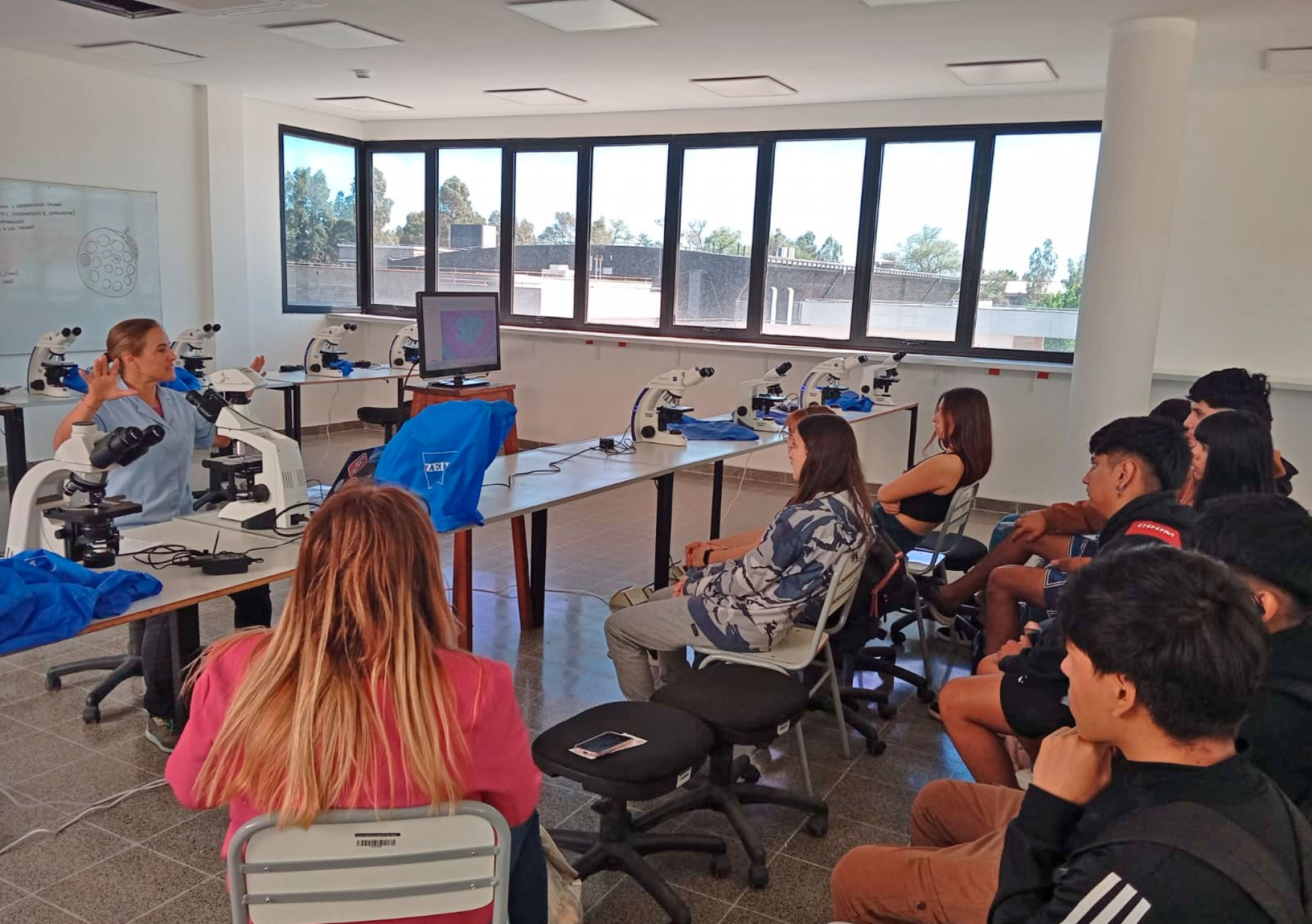 Estudiantes del Valle Medio visitaron el edificio académico y el Hospital de Veterinaria de la UNRN